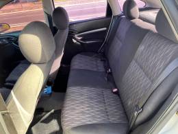 FORD - FOCUS - 2005/2006 - Branca - R$ 24.900,00