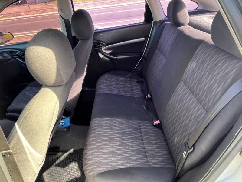 FORD - FOCUS - 2005/2006 - Branca - R$ 24.900,00