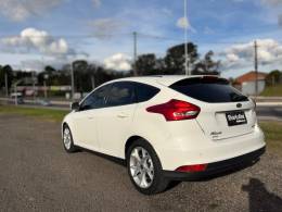 FORD - FOCUS - 2015/2016 - Branca - R$ 60.900,00