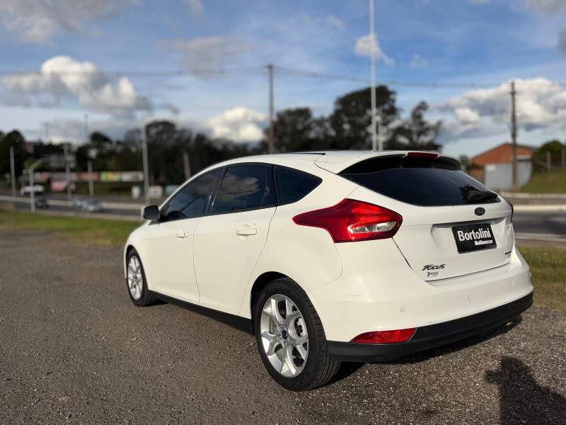 FORD - FOCUS - 2015/2016 - Branca - R$ 60.900,00