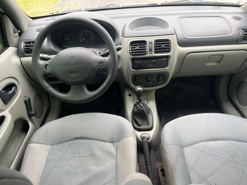 RENAULT - CLIO - 2004/2004 - Prata - R$ 16.900,00
