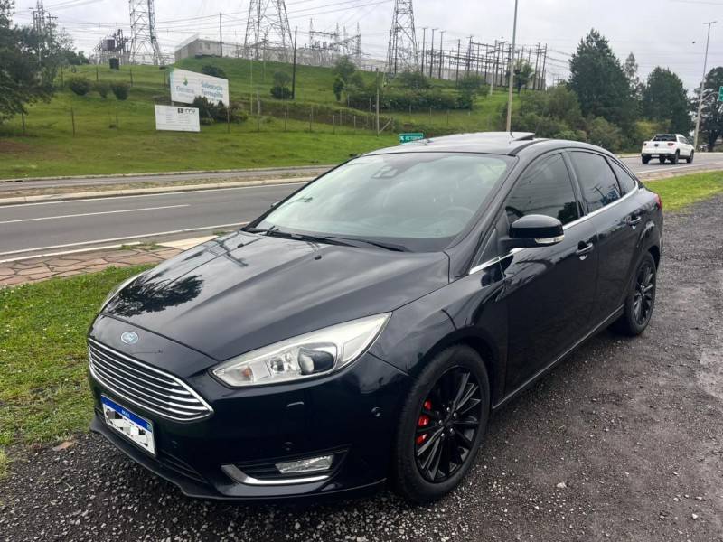 FORD - FOCUS - 2017/2018 - Preta - R$ 68.900,00