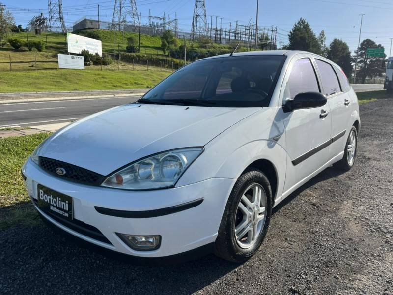 FORD - FOCUS - 2005/2006 - Branca - R$ 24.900,00