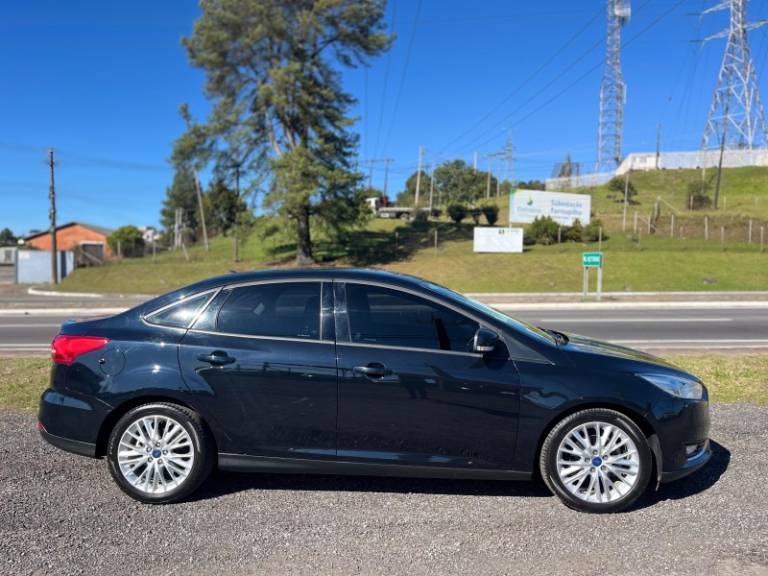FORD - FOCUS - 2016/2016 - Preta - R$ 56.000,00
