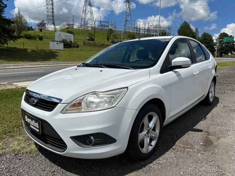 FORD - FOCUS - 2012/2013 - Branca - R$ 45.900,00