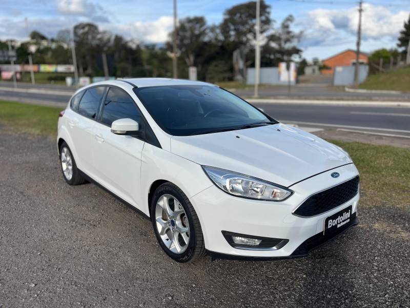FORD - FOCUS - 2015/2016 - Branca - R$ 60.900,00